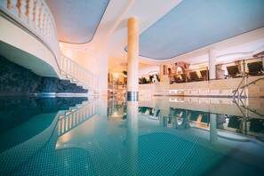 3 座室內游泳池和2 座室外游泳池，提供泳池遮陽傘和日光浴躺椅