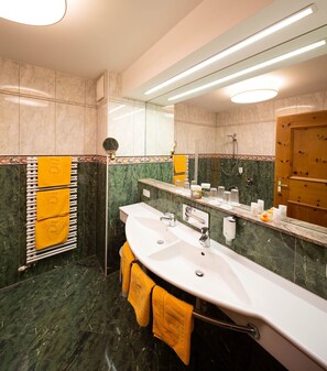 家庭套房, 2 間臥室 | 浴室 | 免費盥洗用品、吹風機、浴袍、拖鞋