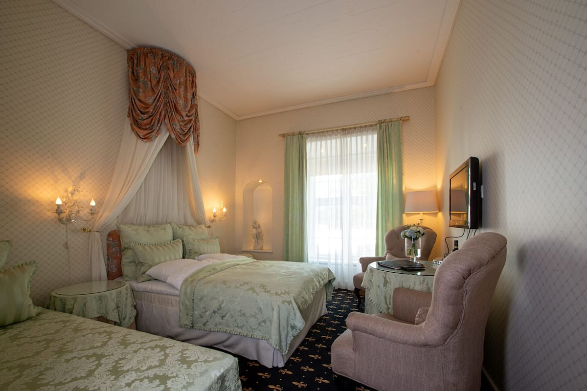 Double Room | 1 bedroom, in-room safe, individually decorated, individually furnished