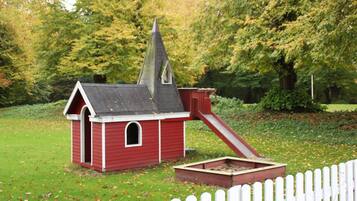 Children’s play area – outdoor