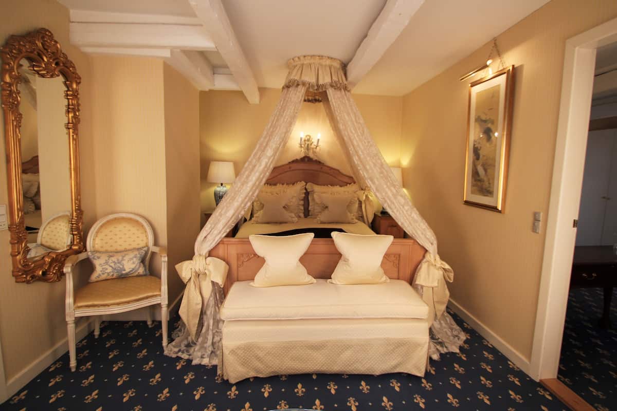 Suite | In-room safe, desk, soundproofing, iron/ironing board (on request)