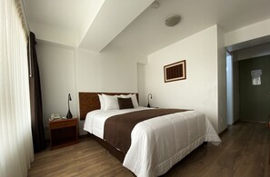 Rom – standard | Minibar, safe på rommet, skrivebord og blendingsgardiner