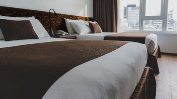 Minibar, caja de seguridad en la habitación y escritorio