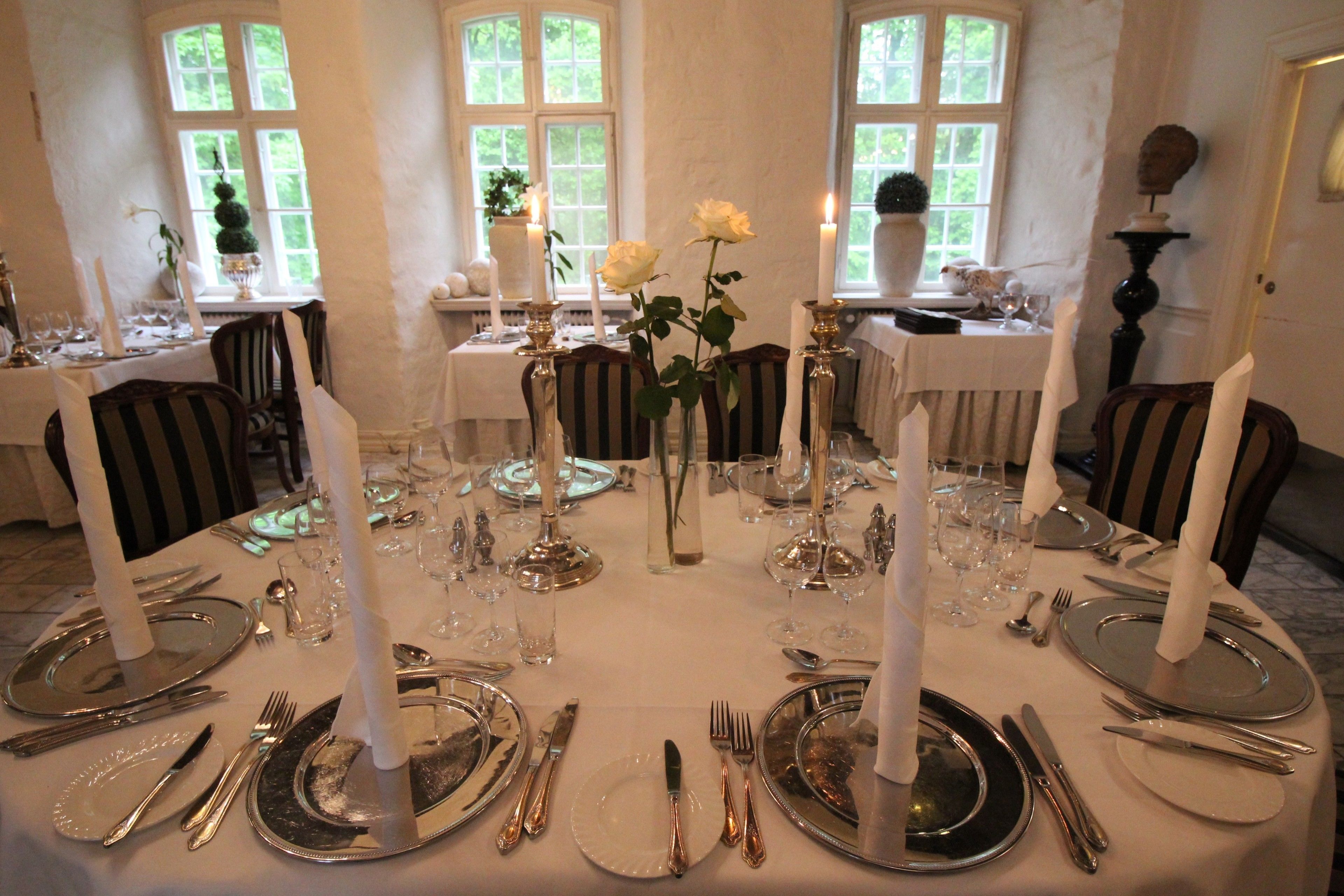 Der serveres frokost og aftensmad