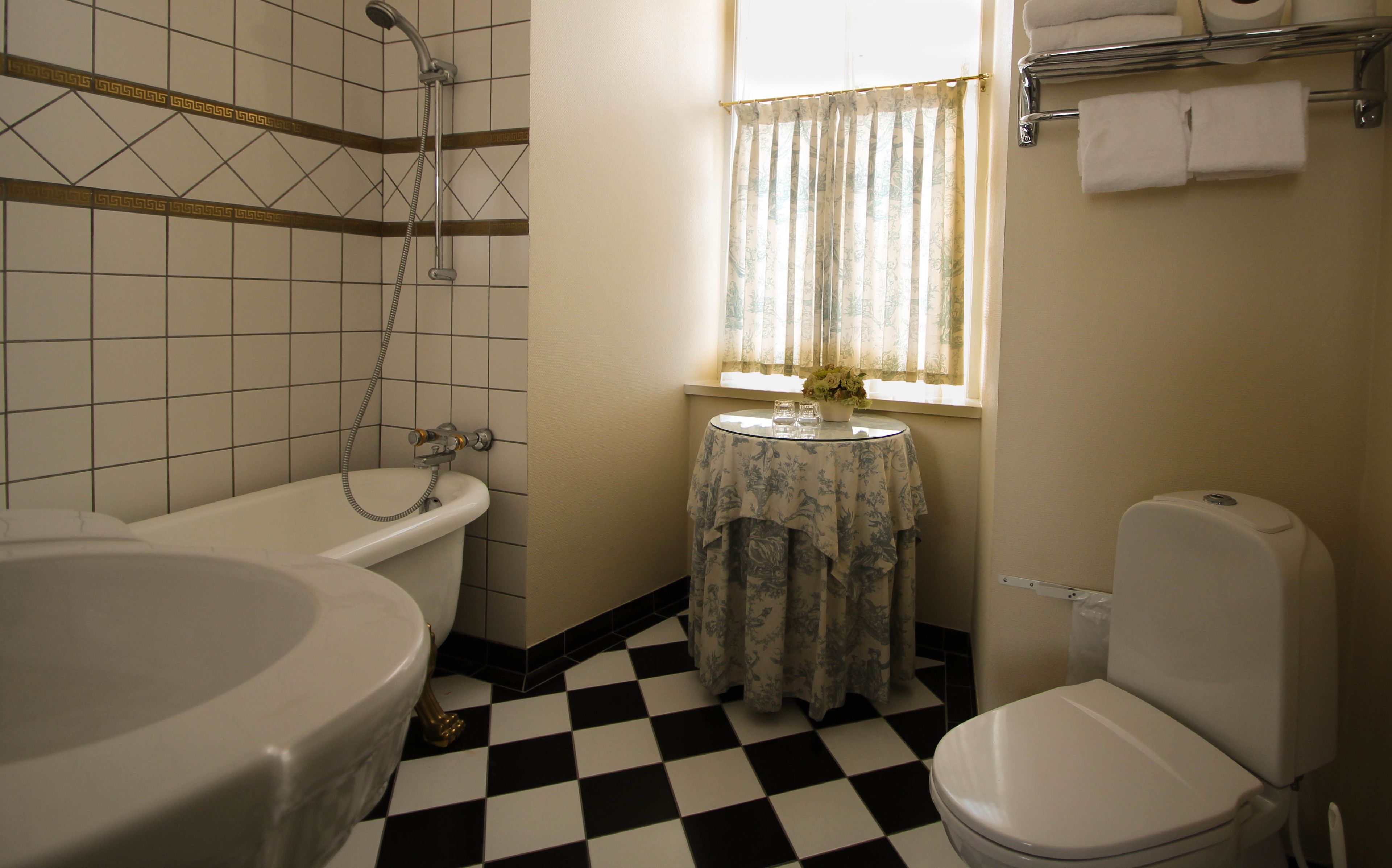 Ein Badezimmer mit Badewanne, Toilette und Waschbecken.