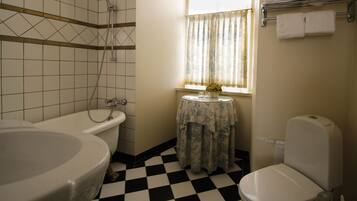 Ein Badezimmer mit Badewanne, Toilette und Waschbecken.