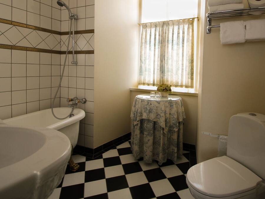 Ein Badezimmer mit Badewanne, Toilette und Waschbecken.