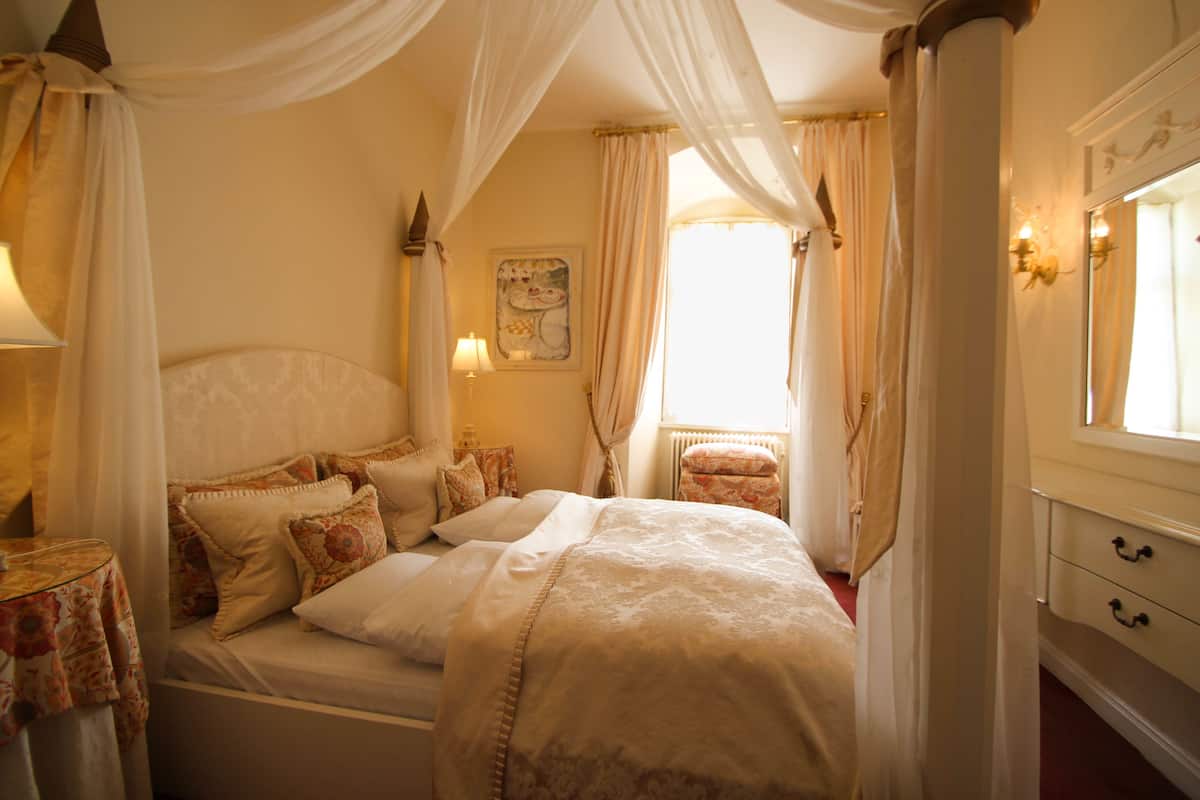 frette italian sheets, premium bedding, desk, laptop workspace