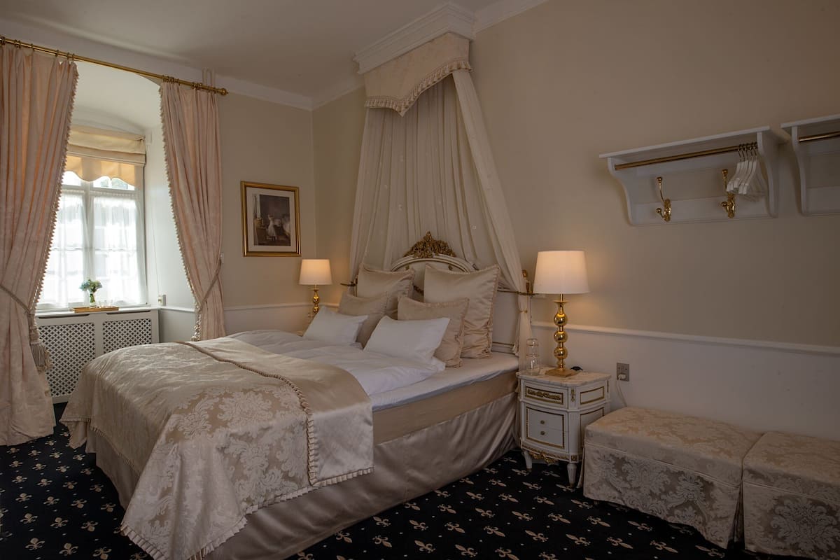 Royal Suite | Cadar Frette Itali, peralatan tempat tidur premium, meja