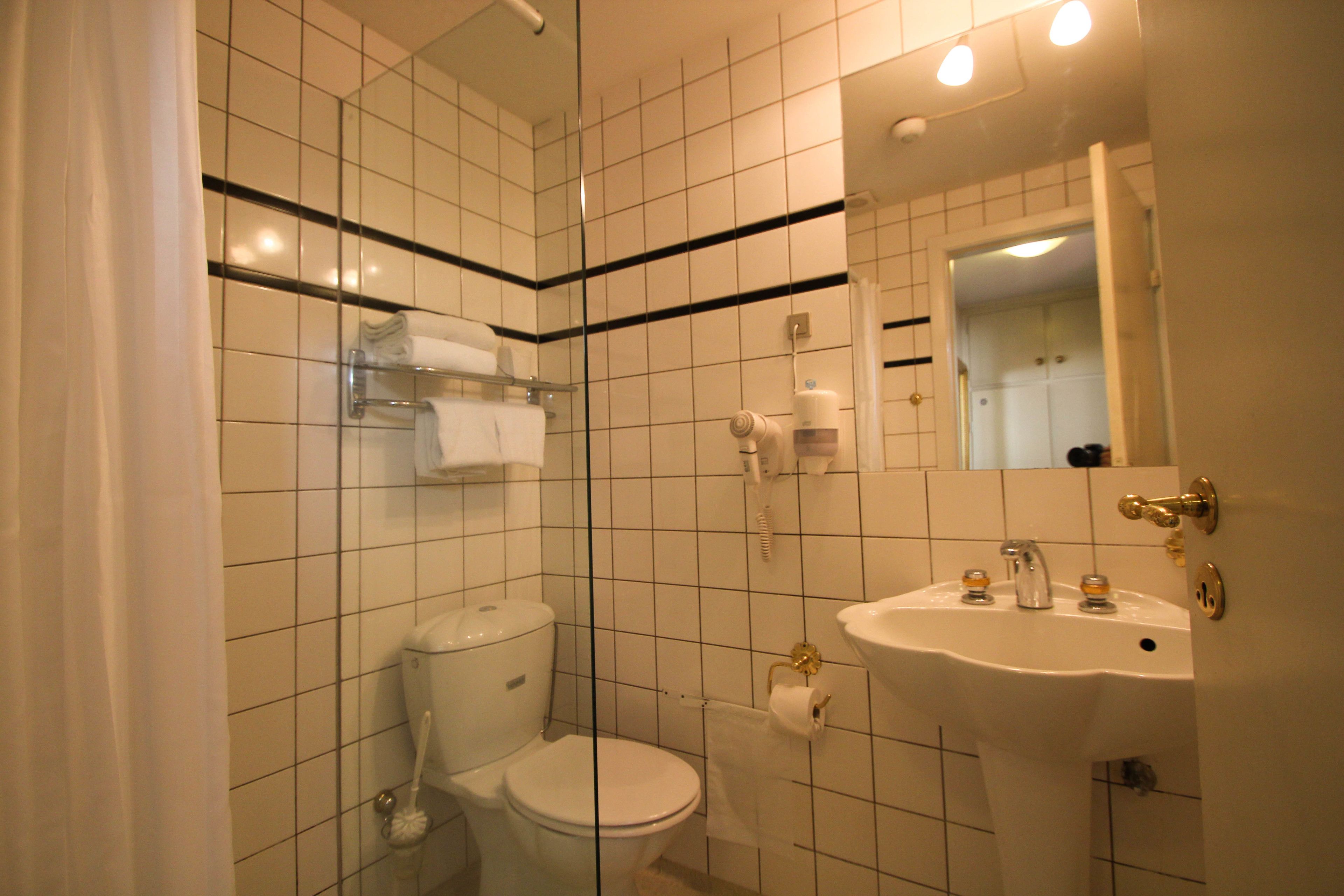 single room | bathroom | shower, eco-friendly toiletries, hair dryer, towels