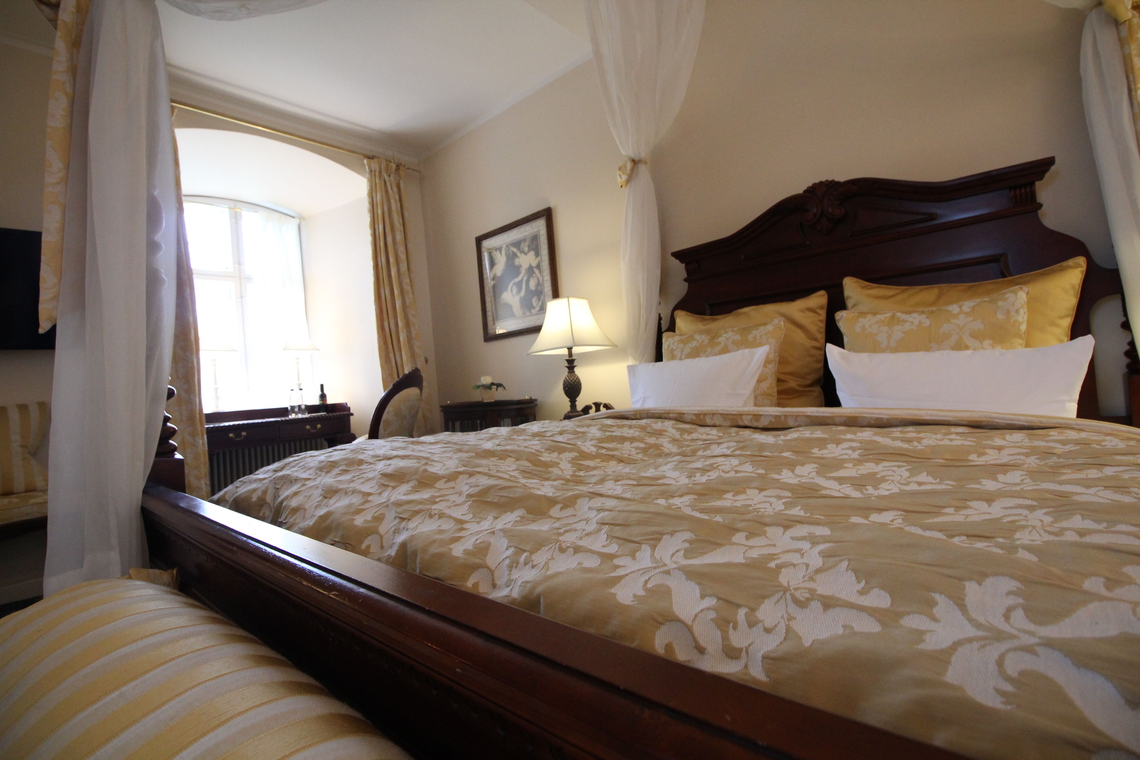 Doppelzimmer | Italienische Bettbezüge von Frette, hochwertige Bettwaren, Schreibtisch