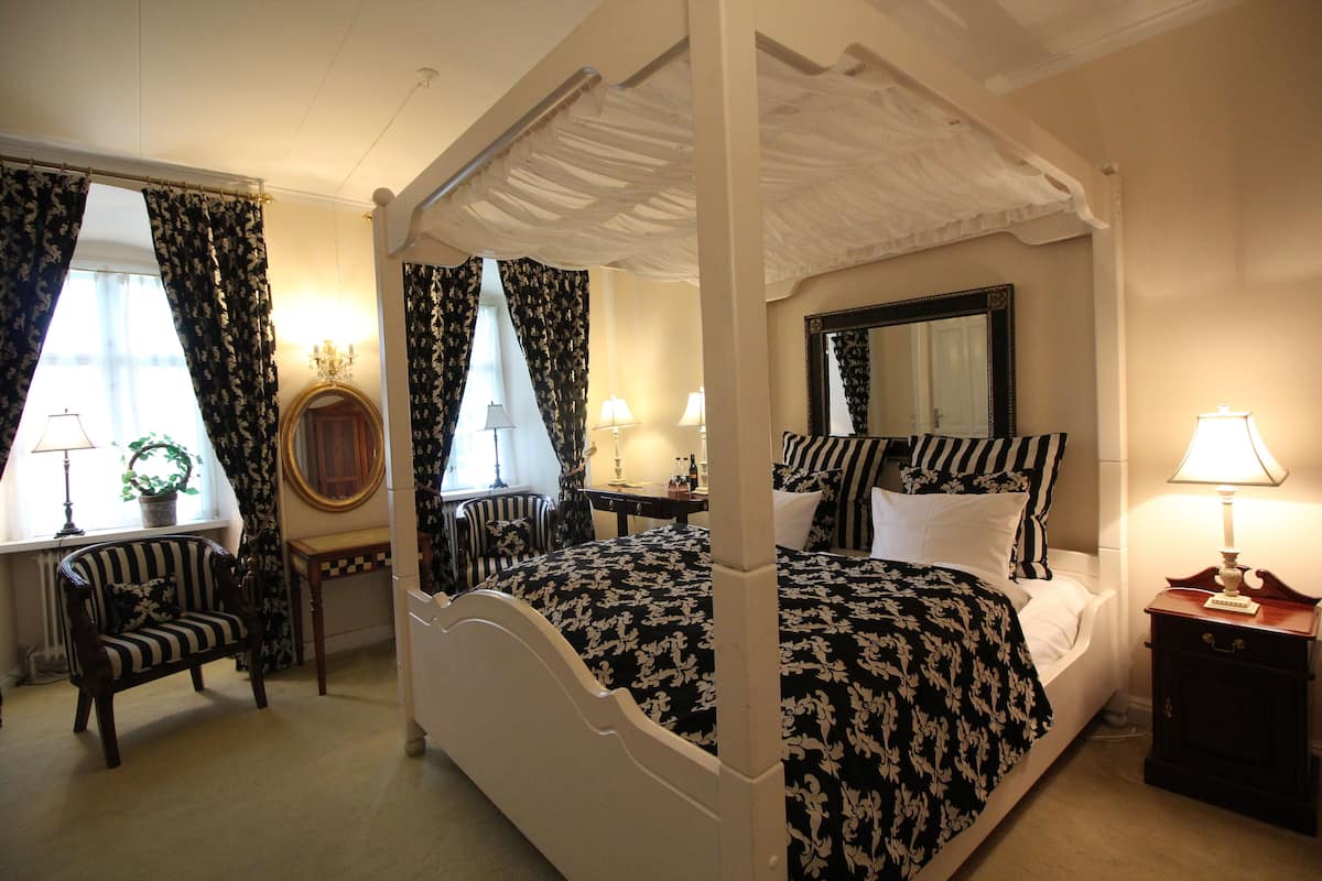 junior double room (brudeværelse) | frette italian sheets, premium bedding, desk, laptop workspace