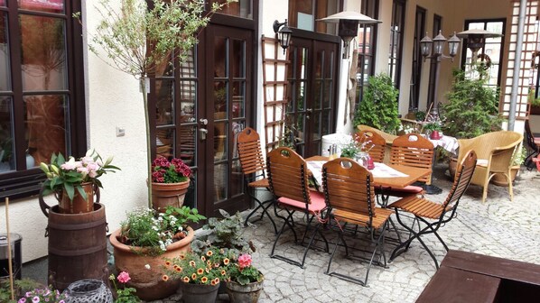 Lunch, dinner served; Regional cuisine, al fresco dining