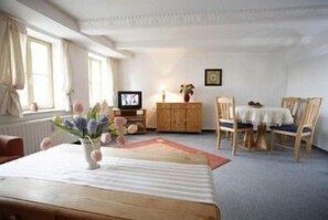 Minibar, in-room safe, desk, cots/infant beds - Hotel Zur Goldenen Sonne (Quedlinburg)