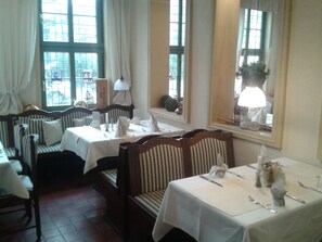 Lunch, dinner served; Regional cuisine, al fresco dining