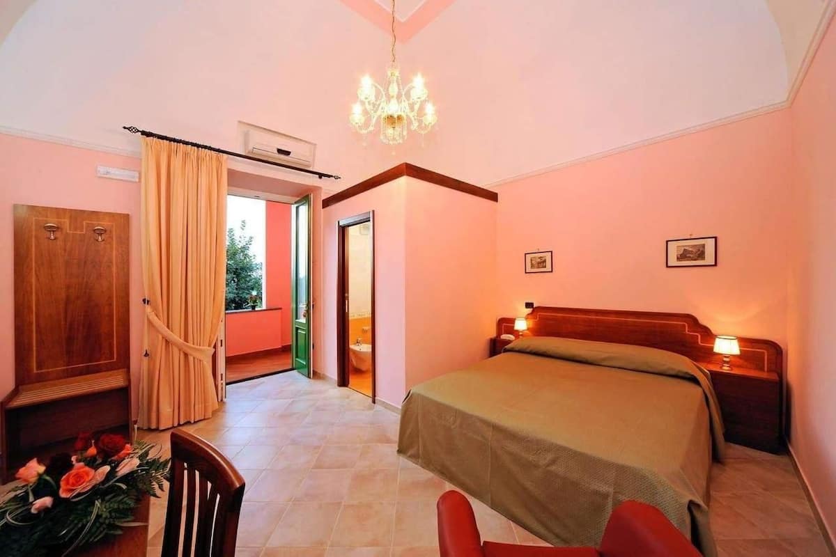 1 bedroom, premium bedding, minibar, desk