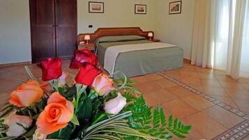 Junior-Suite, Balkon | 1 Schlafzimmer, hochwertige Bettwaren, Minibar, Schreibtisch