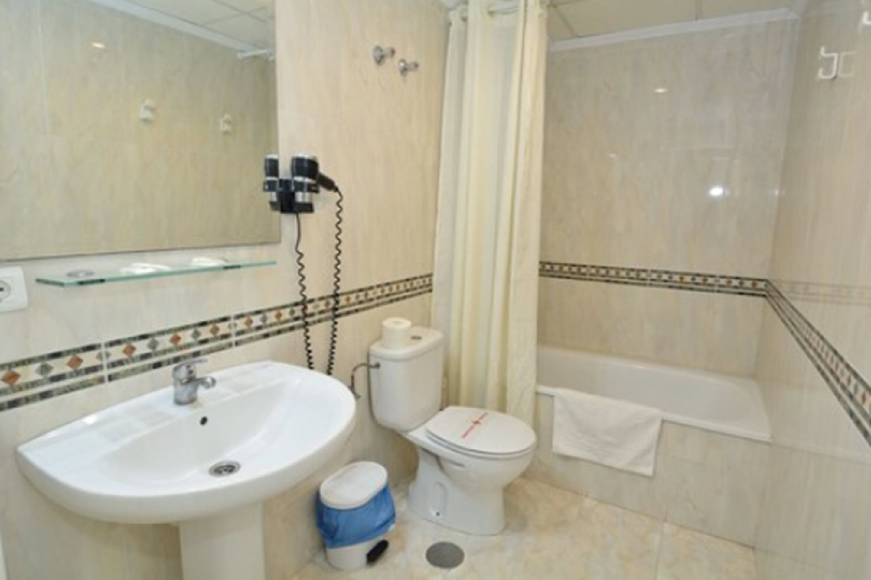 Ein Badezimmer mit Waschbecken, Toilette und Badewanne.