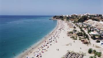 En la playa y playa de arena blanca 