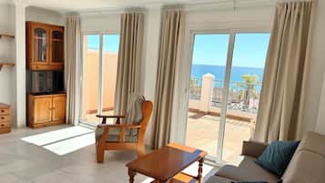 Panoramic Apartment, 2 Bedrooms, Terrace, Ocean View | Living area