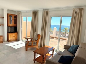 Panorama appartement, 2 slaapkamers, terras, uitzicht op oceaan | Woonruimte | Een televisie