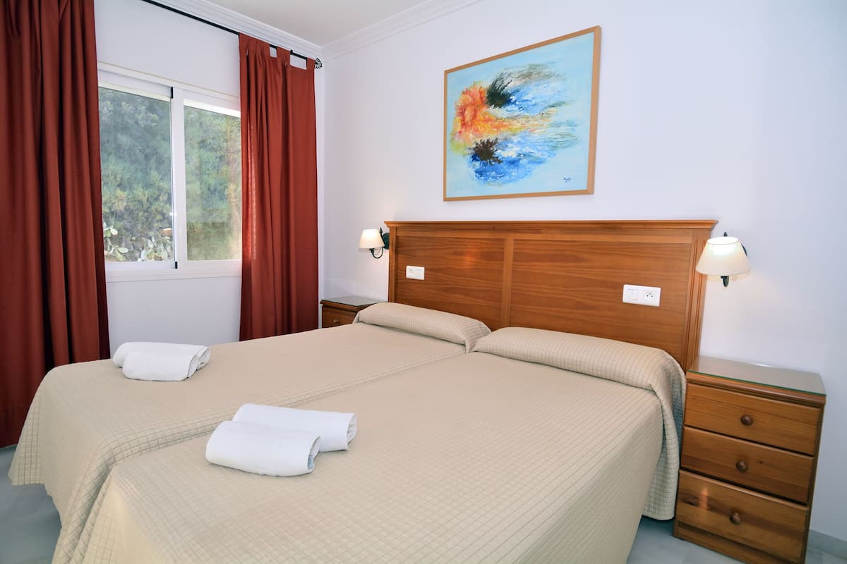 Tabla de planchar con plancha, wifi gratis y ropa de cama