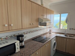 Deluxe Apartment, 2 Bedrooms, Sea View | Private kitchen