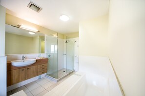 Apartment, 2 Bedrooms, Ocean View | Deep soaking bathtub - Summit Apartments Airlie Beach (Airlie Beach)