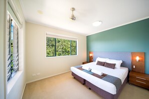 2 habitaciones, tabla de planchar con plancha, cunas y camas extra 