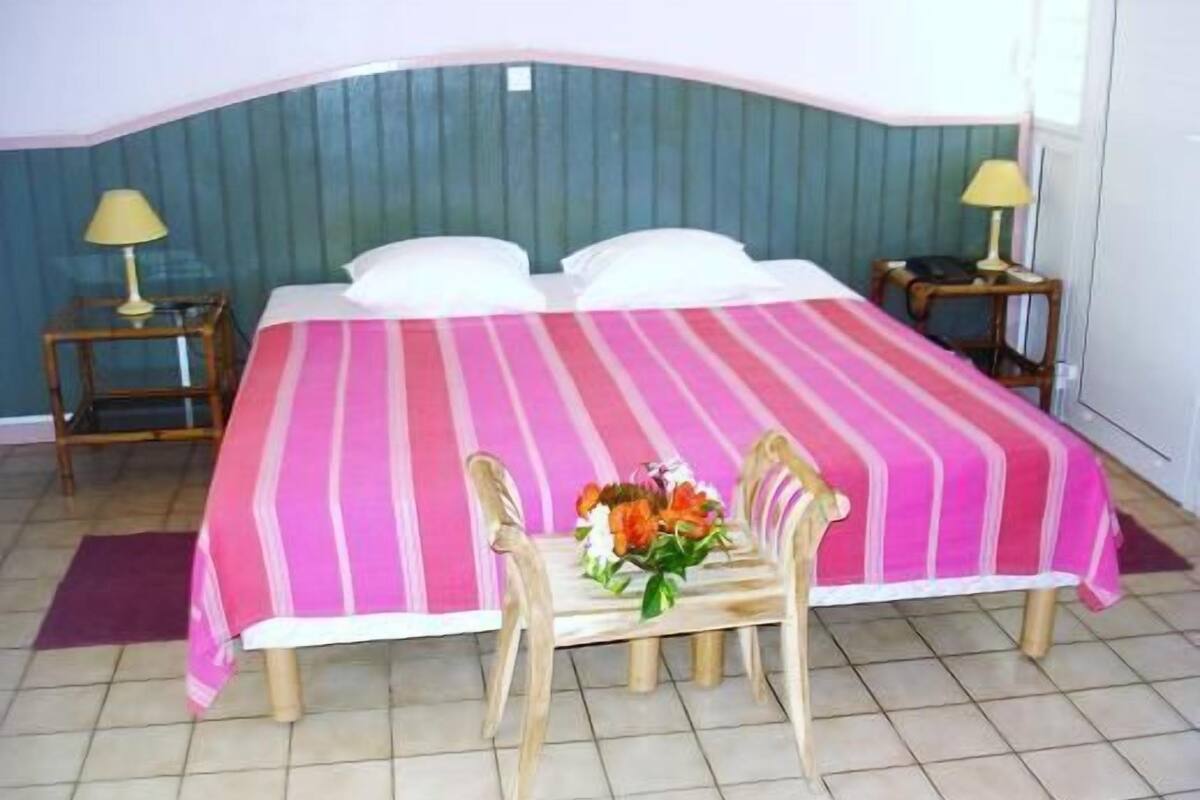 Premium bedding, iron/ironing board, free cots/infant beds