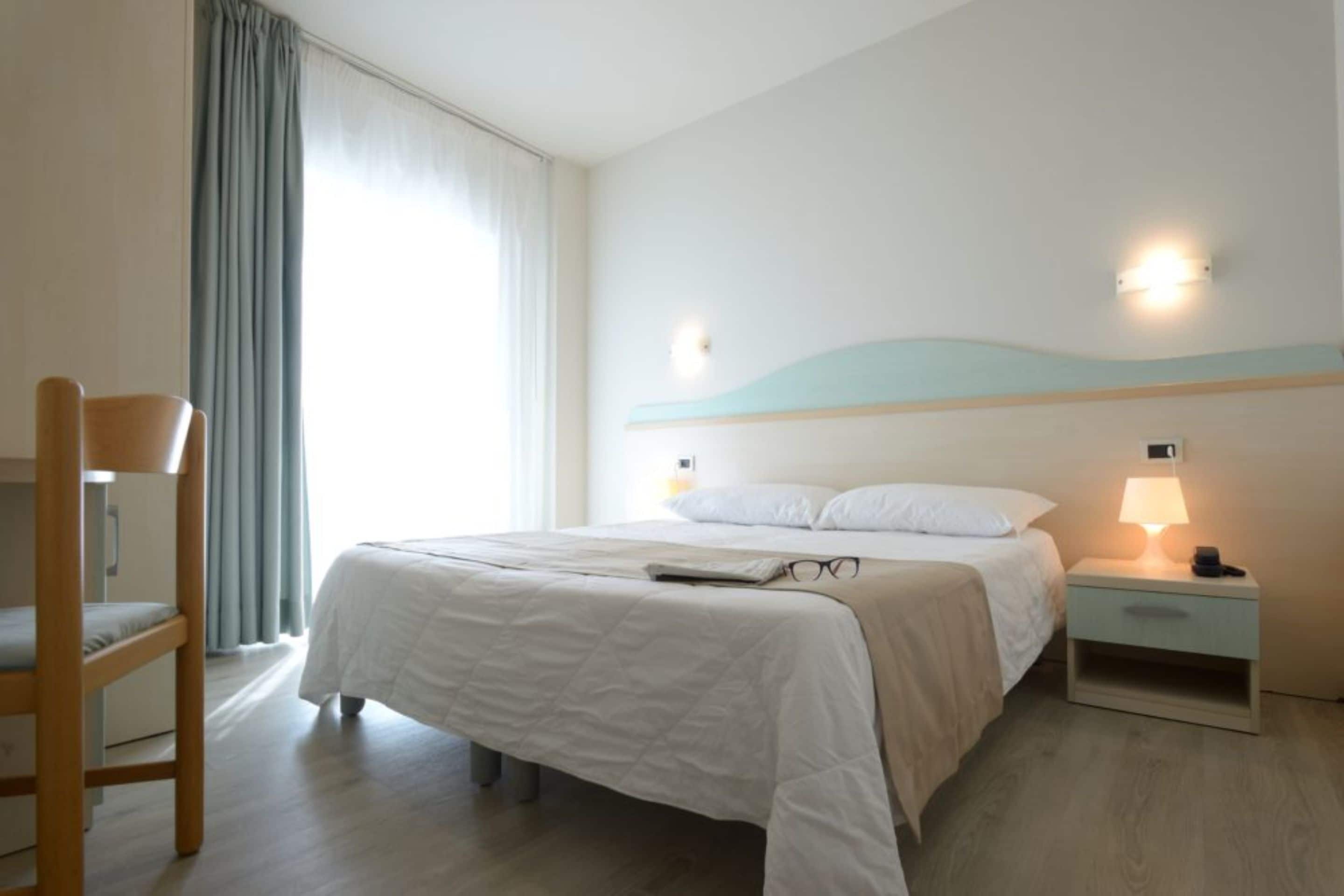 Tweepersoonskamer | Een minibar, een kluis op de kamer, een bureau, gratis wifi