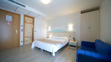 Chambre Triple | Minibar, coffres-forts dans les chambres, bureau, Wi-Fi gratuit