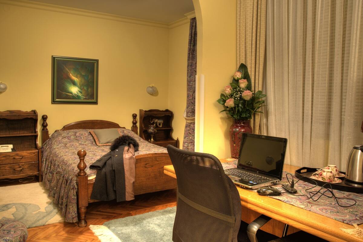 Hochwertige Bettwaren, Minibar, Schreibtisch, kostenloses WLAN