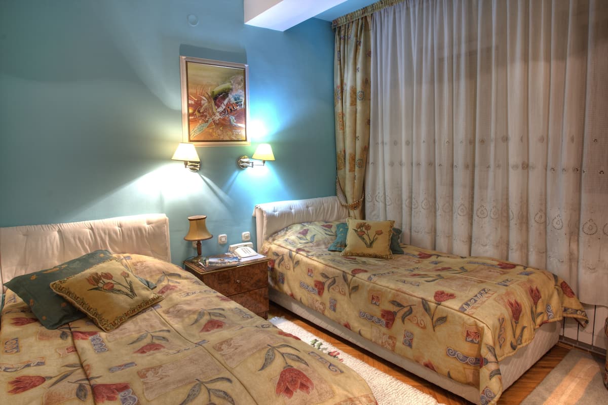 Standard-Zweibettzimmer, Balkon | Hochwertige Bettwaren, Minibar, Schreibtisch, kostenloses WLAN