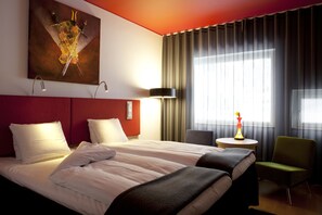Habitación doble | Camas con pillow-top, minibar y caja de seguridad en la habitación 