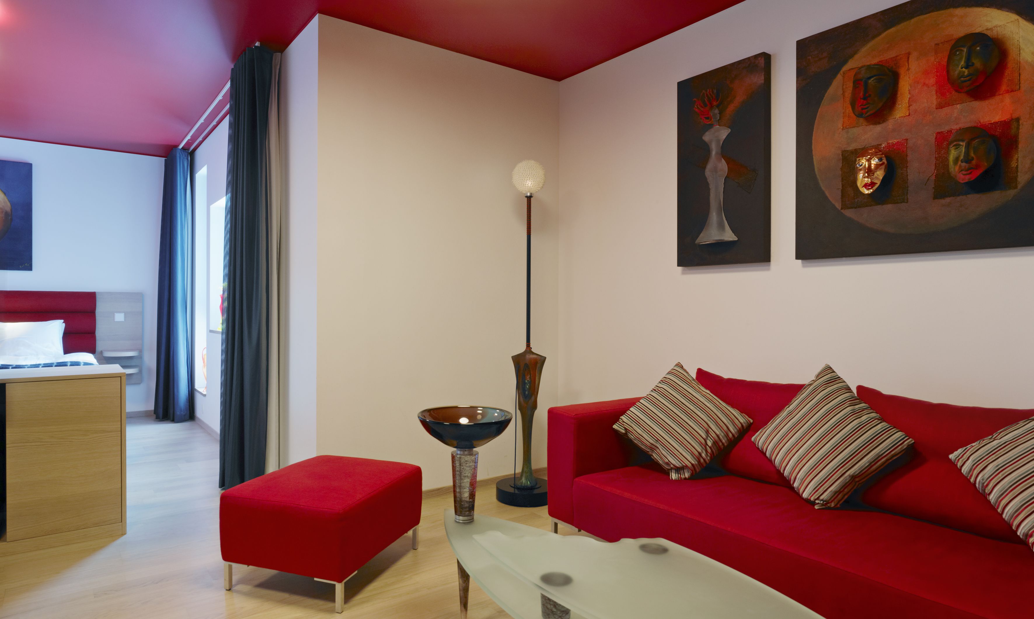 deluxe room | living area | 12-inch tv with cable channels