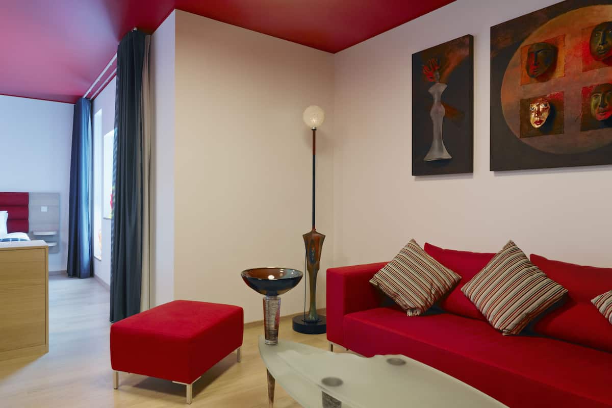 deluxe room | living area | 12-inch tv with cable channels