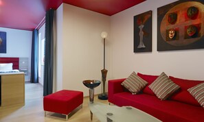 华丽客房 | 起居区 | 12-英寸电视（配备有线频道）