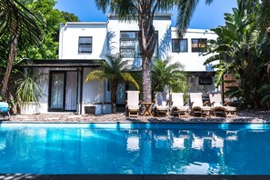 Piscine extérieure, chaises longues