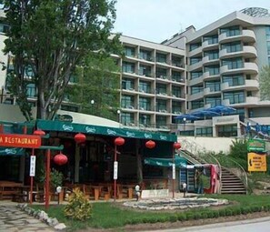 Um hotel com vários andares e um restaurante no piso térreo.