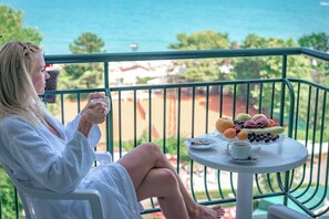 Minibar, bureau, fer et planche à repasser, lits pliants/supplémentaires