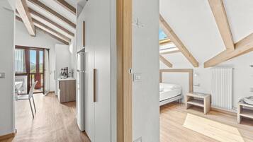 Panorama appartement, 2 slaapkamers, balkon, uitzicht op vallei (South, 6 people) | Donsdekens, een kluis op de kamer, een bureau, verduisterende gordijnen