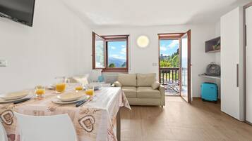 Panoramic Studio, Balcony, Valley View (South 4 people) | Living area