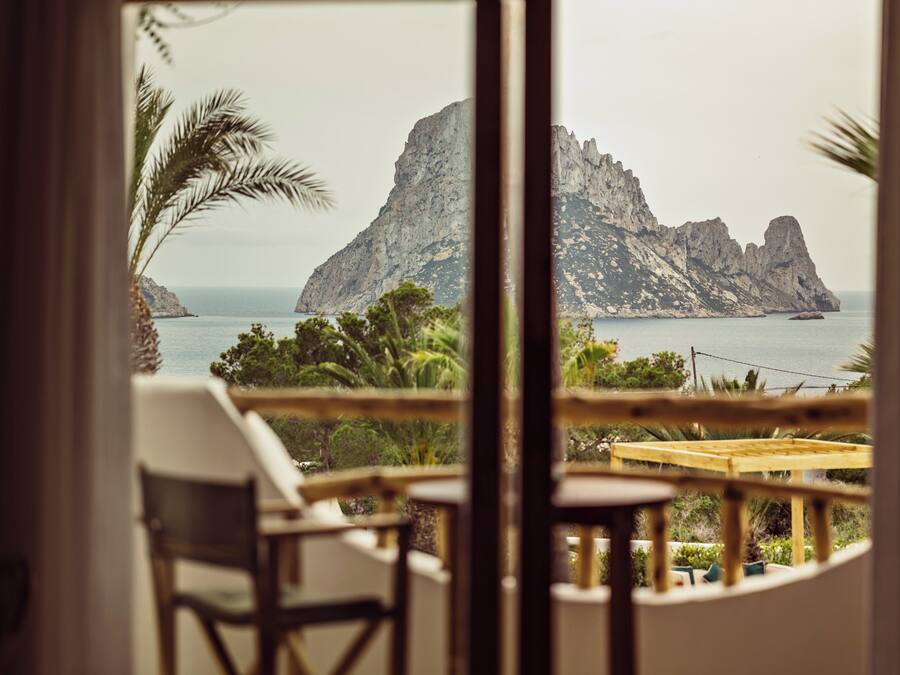 Deluxe Es Vedrà Sea View | Premium bedding, down duvets, memory-foam beds, minibar