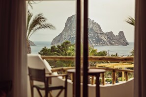 Deluxe Es Vedrà Sea View | Roupas de cama premium, edredons de pluma