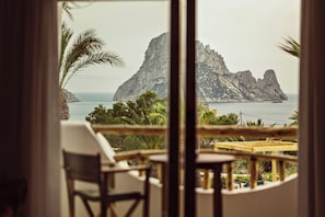 Un balcon avec vue sur une île rocheuse et la mer.