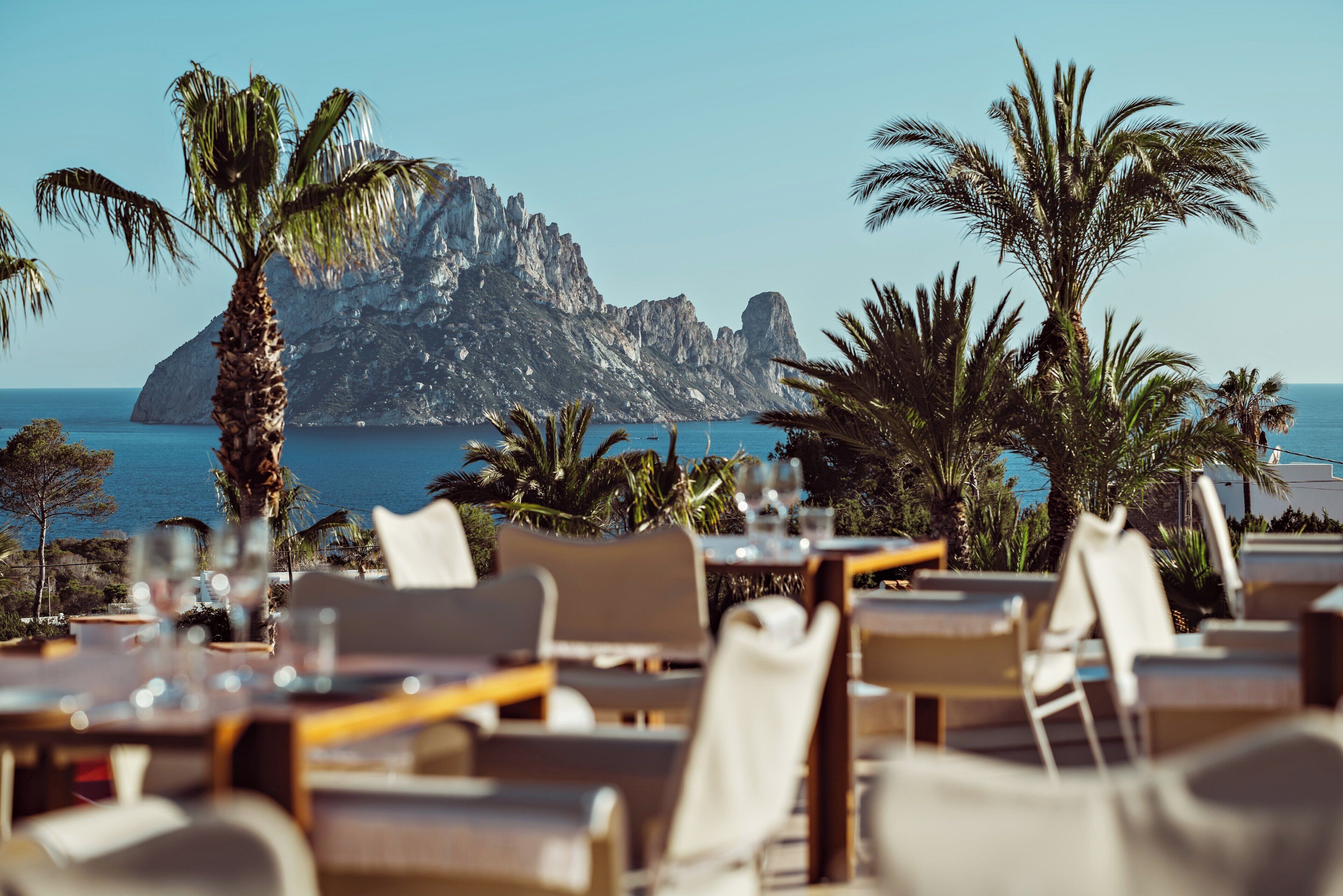 3 restaurants, breakfast, lunch, dinner served; Italian cuisine 