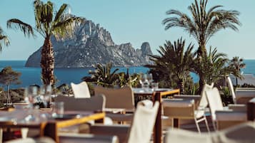 3 restaurantes; se sirve desayuno, almuerzo y cena; cocina italiana