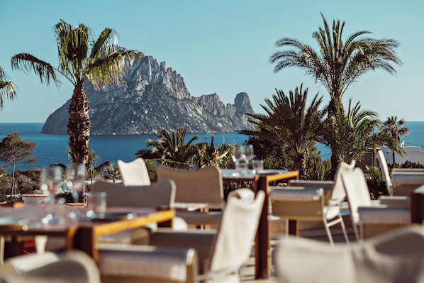 3 restaurants; breakfast, lunch, and dinner served