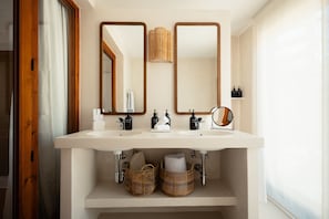 Suite, vista al mar (Bougainvillea) | Baño | Tina profunda, amenidades de baño gratuitas, secadora de cabello, batas
